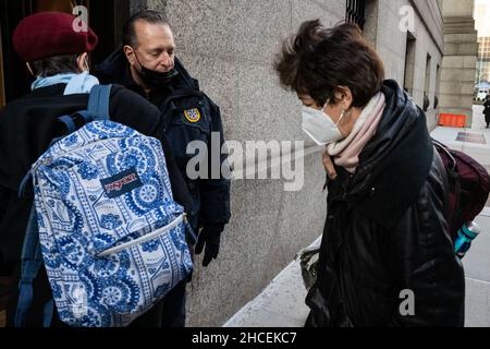 New York, USA. 28th Dec, 2021. (L-R) Isabel and Christine Maxwell, Gishlain Maxwell's sisters, arrive at the federal courthouse in the Southern District of New York for the trial of Ghislaine Maxwell, in New York, NY, on December 28, 2021. It's the fifth day of jury deliberation whether the British socialite is a dangerous predator who recruited teenagers to be sexually abused by financier Jeffrey Epstein, as prosecutors claim. (Photo by Gabriele Holtermann/Sipa USA) Credit: Sipa USA/Alamy Live News Stock Photo