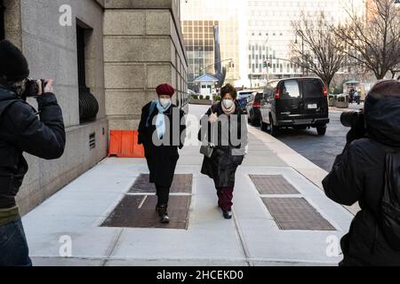 New York, USA. 28th Dec, 2021. (L-R) Isabel and Christine Maxwell, Gishlain Maxwell's sisters, arrive at the federal courthouse in the Southern District of New York for the trial of Ghislaine Maxwell, in New York, NY, on December 28, 2021. It's the fifth day of jury deliberation whether the British socialite is a dangerous predator who recruited teenagers to be sexually abused by financier Jeffrey Epstein, as prosecutors claim. (Photo by Gabriele Holtermann/Sipa USA) Credit: Sipa USA/Alamy Live News Stock Photo