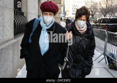 New York, USA. 28th Dec, 2021. (L-R) Isabel and Christine Maxwell, Gishlain Maxwell's sisters, arrive at the federal courthouse in the Southern District of New York for the trial of Ghislaine Maxwell, in New York, NY, on December 28, 2021. It's the fifth day of jury deliberation whether the British socialite is a dangerous predator who recruited teenagers to be sexually abused by financier Jeffrey Epstein, as prosecutors claim. (Photo by Gabriele Holtermann/Sipa USA) Credit: Sipa USA/Alamy Live News Stock Photo