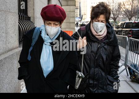 New York, USA. 28th Dec, 2021. (L-R) Isabel and Christine Maxwell, Gishlain Maxwell's sisters, arrive at the federal courthouse in the Southern District of New York for the trial of Ghislaine Maxwell, in New York, NY, on December 28, 2021. It's the fifth day of jury deliberation whether the British socialite is a dangerous predator who recruited teenagers to be sexually abused by financier Jeffrey Epstein, as prosecutors claim. (Photo by Gabriele Holtermann/Sipa USA) Credit: Sipa USA/Alamy Live News Stock Photo