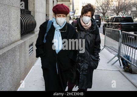 New York, USA. 28th Dec, 2021. (L-R) Isabel and Christine Maxwell, Gishlain Maxwell's sisters, arrive at the federal courthouse in the Southern District of New York for the trial of Ghislaine Maxwell, in New York, NY, on December 28, 2021. It's the fifth day of jury deliberation whether the British socialite is a dangerous predator who recruited teenagers to be sexually abused by financier Jeffrey Epstein, as prosecutors claim. (Photo by Gabriele Holtermann/Sipa USA) Credit: Sipa USA/Alamy Live News Stock Photo