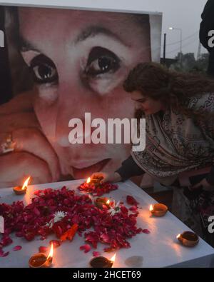 Lahore, Pakistan. 27th Dec, 2021. Activists of Pakistani People Party (PPP) light the earth lamp during 14th death anniversary of former prime minister of Pakistan Mohtarma Benazir Bhutto at liberty chowk Lahore (Photo by Rana Sajid Hussain/Pacific Press/Sipa USA) Credit: Sipa USA/Alamy Live News Stock Photo