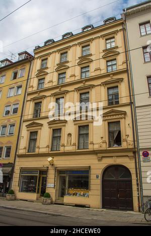 the apartment (adlph deutsch rare3点set) adolf-hitlers-munich-apartment