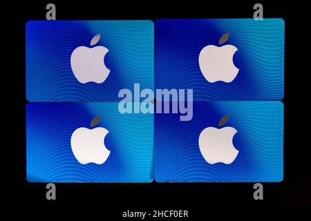 Viersen, Germany - November 4. 2020: Closeup of Apple app store iTunes and  Google Play voucher gift Cards in a row in shelf of german shop Stock Photo  - Alamy