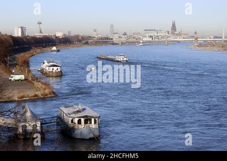 Blick von der Autobahnbrücke Rodenkirchen über den Rhein auf Köln, Nordrhein-Westfalen, Deutschland Stock Photo