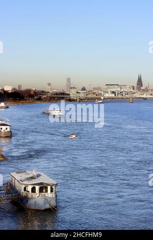 Blick von der Autobahnbrücke Rodenkirchen über den Rhein auf Köln, Nordrhein-Westfalen, Deutschland Stock Photo