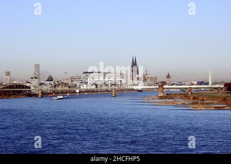 Blick von der Autobahnbrücke Rodenkirchen über den Rhein auf Köln, Nordrhein-Westfalen, Deutschland Stock Photo