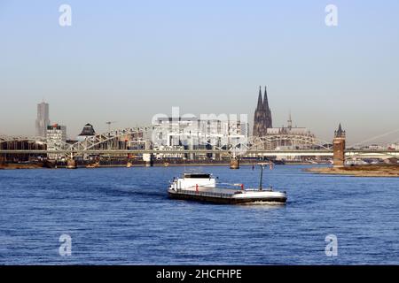 Blick von der Autobahnbrücke Rodenkirchen über den Rhein auf Köln, Nordrhein-Westfalen, Deutschland Stock Photo