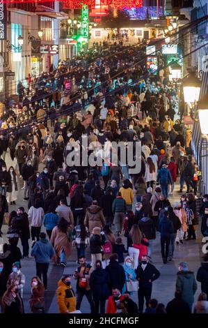 Madrid, Spain. 28th Dec, 2021. Large crowd of people wearing face masks to stop the spread of coronavirus (COVID-19) is seen in Preciados Street, downtown Madrid, despite the great increase in positive cases. The Ministry of Health has notified 99,671 new positives to the official COVID count this Tuesday and the cumulative incidence rises to 1,360 cases per 100,000 inhabitants in the last 14 days. Credit: Marcos del Mazo/Alamy Live News Stock Photo