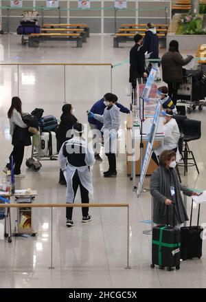 (211229) -- SEOUL, Dec. 29, 2021 (Xinhua) -- International travelers arrive at the Incheon International Airport in Incheon, South Korea, on Dec. 29, 2021. South Korea reported 5,409 more cases of COVID-19 as of midnight Tuesday, compared to 24 hours ago, raising the total number of infections to 620,938.The number of the Omicron variant infections was 558, including 252 imported cases and 306 local transmissions, up 109 from the prior day. (NEWSIS/Handout via Xinhua) Stock Photo