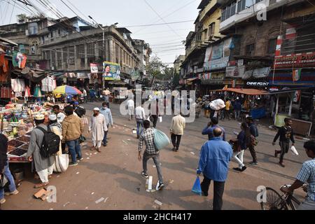 Kolkata, West Bengal, India. 29th Dec, 2021. Canning street is one of the most crowded business place in Kolkata. Thousands of small shop owners from the outskirts and suppliers of different states are to come and purchase various materials frequently. (Credit Image: © Biswarup Ganguly/Pacific Press via ZUMA Press Wire) Stock Photo