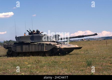 - NATO intervention in Kosovo, one of the English tanks Challanger II lines up at the border with the Serbia near city of Podujevo (July 2000)   - Intervento NATO in Kossovo, uno dei carri armati inglesi Challanger II schierati al confine con la Serbia nei pressi della città  di Podujevo (Luglio 2000) Stock Photo