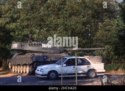 - NATO intervention in Kosovo, checkpoint of the Italian army with Leopard tank  near the Deciani town (July 2000)   - Intervento NATO in Kossovo, checkpoint dell'esercito italiano con carro armato Leopard presso la città  di Deciani (Luglio 2000) Stock Photo