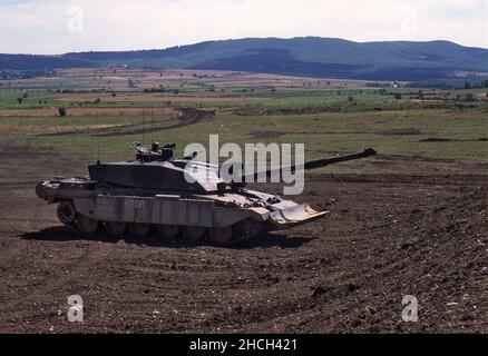 - NATO intervention in Kosovo, one of the English tanks Challanger II lines up at the border with the Serbia near city of Podujevo (July 2000)   - Intervento NATO in Kossovo, uno dei carri armati inglesi Challanger II schierati al confine con la Serbia nei pressi della città  di Podujevo (Luglio 2000) Stock Photo