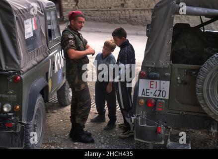 - NATO intervention in Kosovo, Italian soldier in Peje with local children (July 2000)   - Intervento NATO in Kossovo, militare italiano da Peje con bambini locali (Luglio 2000) Stock Photo