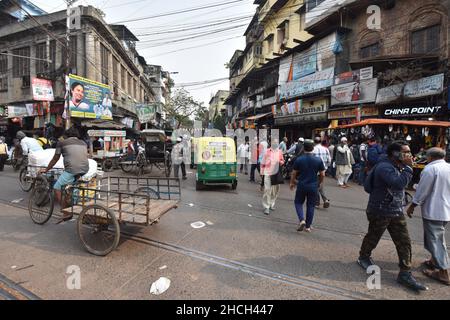 Kolkata, West Bengal, India. 29th Dec, 2021. Canning street is one of the most crowded business place in Kolkata. Thousands of small shop owners from the outskirts and suppliers of different states are to come and purchase various materials frequently. (Credit Image: © Biswarup Ganguly/Pacific Press via ZUMA Press Wire) Stock Photo