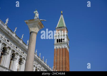 Biblioteca Nazionale Marciana Columna de San Teodoro and Campanile di San Marco, San Marco, Venice, Province of Venice, Italy Stock Photo