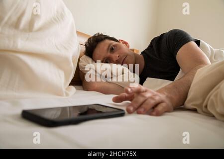 Berlin, Germany. 21st May, 2019. The other side of the bed remains empty and there is no sign of life on the smartphone either: When your partner steps out of your life from one moment to the next, you are left with self-doubt. Credit: Christin Klose/dpa-mag/dpa/Alamy Live News Stock Photo