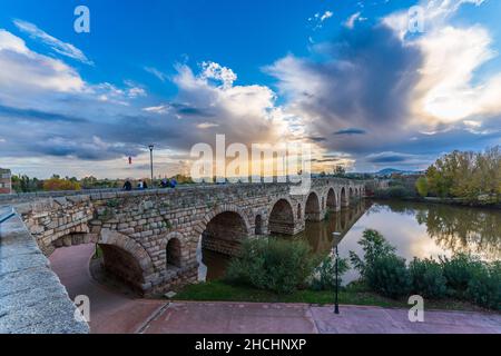 Merida, Badajoz, Extremadura, Spain. Nov 21, 2021. Sunset at the Roman Bridge over the Guadiana river Stock Photo