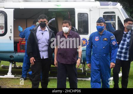 Bais City, Negros Oriental, Philippines. 29th Dec, 2021. President Rodrigo Roa Duterte continues his inspection of areas severely devastated by Typhoon ''˜Odette. This is part of his ground inspections of TS Odette-stricken areas in Central Visayas & Mindanao. Credit: ZUMA Press, Inc./Alamy Live News Stock Photo