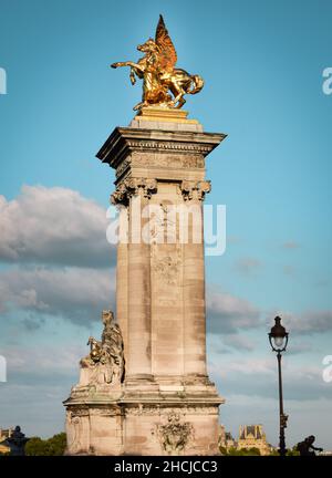 Majestuosa columna en un extremo del puente de Alejandro III en Paris con escultura de un pegaso en bronce dorado.JPG Stock Photo