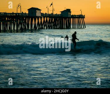 Silhouette of two people surfing at the beautiful seashore of San Clemente Stock Photo