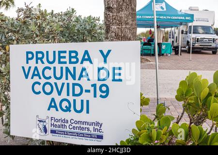 Fort Ft. Pierce Florida Community Health Centers free test tests testing tents Covid-19 vaccine Spanish language sign Stock Photo