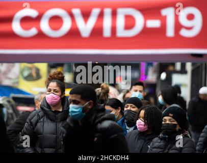 New York, USA. 29th Dec, 2021. People wait for COVID-19 test in the Queens borough of New York, United States, Dec. 29, 2021. New York state recorded 67,090 new COVID-19 cases on Tuesday with a test positive rate of 18.5 percent, Governor Kathy Hochul announced on Wednesday. Credit: Wang Ying/Xinhua/Alamy Live News Stock Photo
