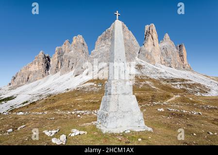 Monument to soldiers killed in the war in front of the rock towers of the Tre Cime di Lavaredo, Dolomites, South Tyrol, Italy Stock Photo