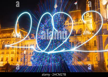 Budapest. 29th Dec, 2021. This long-exposure photo taken on Dec. 29, 2021 shows people light-painting '2022' to greet the upcoming New Year in Budapest, Hungary. Credit: Attila Volgyi/Xinhua/Alamy Live News