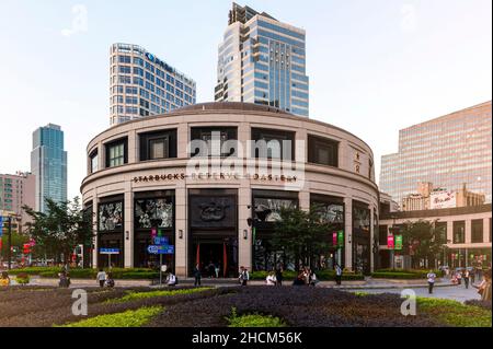 Building facade of Starbucks Reserve Roastery located at HKRI Taikoo Hui Mall on Nanjing Road (West), Shanghai, China Stock Photo