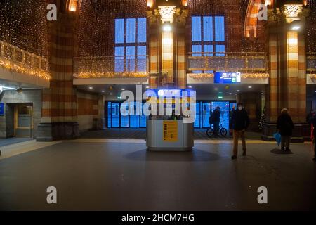 Features and architecture of Amsterdam Central Station in the evening Stock Photo