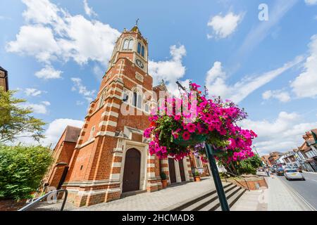 Christ Church United Reformed Church in Henley-on-Thames, Oxfordshire, UK, with hanging flower baskets in summer Stock Photo