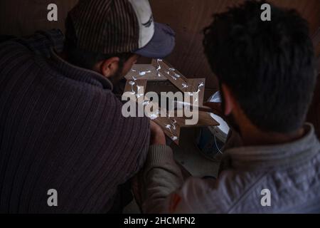 Srinagar, India. 29th Dec, 2021. Carpenters creates for interior panelling a house on the outskirts Srinagar in Jammu and Kashmir, India on December 29, 2021. (Photo by Faisal Bashir/INA Photo Agency/Sipa USA) Credit: Sipa USA/Alamy Live News Stock Photo