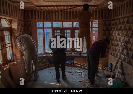 Srinagar, India. 29th Dec, 2021. Carpenters install for interior panelling at a house on the outskirts Srinagar in Jammu and Kashmir, India on December 29, 2021. (Photo by Faisal Bashir/INA Photo Agency/Sipa USA) Credit: Sipa USA/Alamy Live News Stock Photo