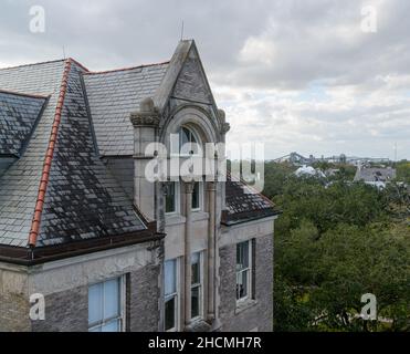 NEW ORLEANS, LA, USA - DECEMBER 27, 2021: Aerial view of back of Richardson Memorial Hall at Tulane University showing Romanesque architectural detail Stock Photo