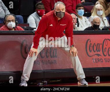 Piscataway, New Jersey, USA. 30th Dec, 2021. Rutgers Scarlet Knights head coach Steve Pikiell looks at the action on the floor during the game between the Maine Black Bears and the Rutgers Scarlet Knights at Jersey MikeÕs Arena in Piscataway, New Jersey on December 30 2021. Rutgers defeated Maine 80-64. Duncan Williams/CSM/Alamy Live News Stock Photo