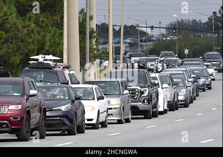 Orlando, United States. 30th Dec, 2021. Cars line up near a COVID-19 testing site at the South Orange Youth Sports Complex in Orlando. Due to the extreme demand for testing as a result of the spread of the Omicron variant, the county opened this site today in addition to two other existing sites which have reached capacity on a daily basis, forcing them to close early. Credit: SOPA Images Limited/Alamy Live News Stock Photo