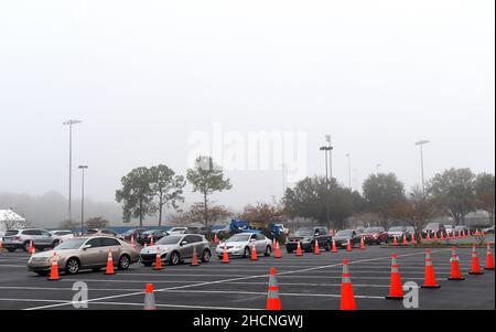 Orlando, United States. 30th Dec, 2021. Cars line up at a COVID-19 testing site at the South Orange Youth Sports Complex in Orlando. Due to the extreme demand for testing as a result of the spread of the Omicron variant, the county opened this site today in addition to two other existing sites which have reached capacity on a daily basis, forcing them to close early. Credit: SOPA Images Limited/Alamy Live News Stock Photo