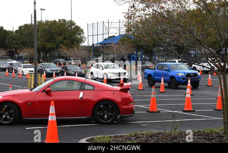 Orlando, United States. 30th Dec, 2021. Cars line up at a COVID-19 testing site at the South Orange Youth Sports Complex in Orlando. Due to the extreme demand for testing as a result of the spread of the Omicron variant, the county opened this site today in addition to two other existing sites which have reached capacity on a daily basis, forcing them to close early. Credit: SOPA Images Limited/Alamy Live News Stock Photo
