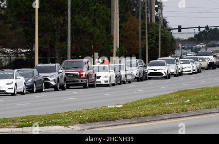 Orlando, United States. 30th Dec, 2021. Cars line up near a COVID-19 testing site at the South Orange Youth Sports Complex in Orlando. Due to the extreme demand for testing as a result of the spread of the Omicron variant, the county opened this site today in addition to two other existing sites which have reached capacity on a daily basis, forcing them to close early. (Photo by Paul Hennessy/SOPA Images/Sipa USA) Credit: Sipa USA/Alamy Live News Stock Photo
