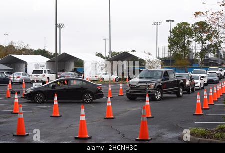 Orlando, United States. 30th Dec, 2021. Cars line up at a COVID-19 testing site at the South Orange Youth Sports Complex in Orlando. Due to the extreme demand for testing as a result of the spread of the Omicron variant, the county opened this site today in addition to two other existing sites which have reached capacity on a daily basis, forcing them to close early. (Photo by Paul Hennessy/SOPA Images/Sipa USA) Credit: Sipa USA/Alamy Live News Stock Photo
