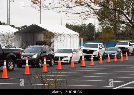 Orlando, United States. 30th Dec, 2021. Cars line up at a COVID-19 testing site at the South Orange Youth Sports Complex in Orlando. Due to the extreme demand for testing as a result of the spread of the Omicron variant, the county opened this site today in addition to two other existing sites which have reached capacity on a daily basis, forcing them to close early. (Photo by Paul Hennessy/SOPA Images/Sipa USA) Credit: Sipa USA/Alamy Live News Stock Photo