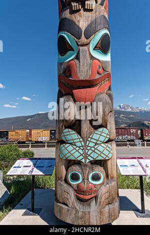 Two Brothers Totem Pole in Jasper National Park in Jasper, Alberta, Canada. The Haida indigenous totem pole was created by Jaalen & Gwaai Edenshaw. Stock Photo