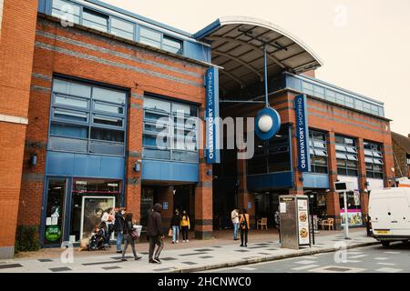 Slough, UK. 10th July, 2021. Shoppers come and go from the Observatory shopping centre. Plans are shortly expected to be submitted to Slough Borough C Stock Photo