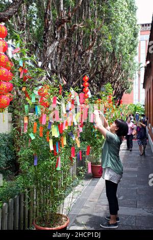 People praying at Hsing Tian Kong in Taiwan Stock Photo - Alamy