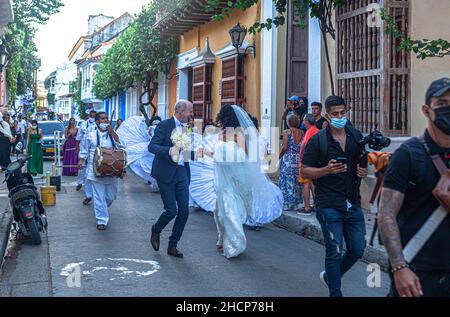 Newlywed couple celebrating their marriage dancing on the street, Cartagena de Indias, Colombia.. Stock Photo