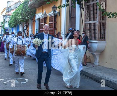 Newlywed couple celebrating their marriage dancing on the street to a live traditional band, Cartagena de Indias, Colombia. Stock Photo