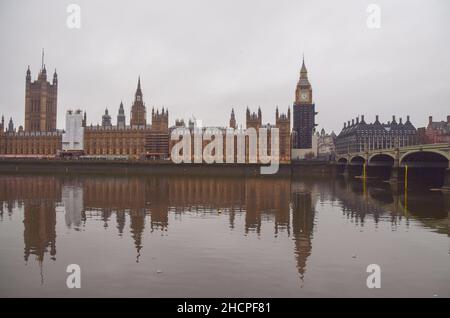 Houses of Parliament, Big Ben and Westminster Bridge reflected in the Thames. London, United Kingdom 26 December 2021. Stock Photo