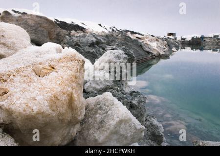 close up of rocks of  salt by the salt reservoir during cloudy autumn day on Tuz lake in central anatolia, Turkey. Stock Photo